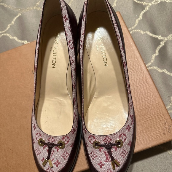 Louis Vuitton - Picture 2 of 3